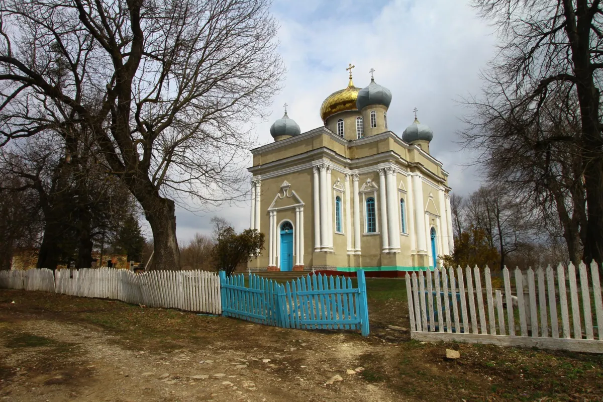 Pod złotą cebulą. Architektura sakralna jako instrument dominacji kulturowej. //  Під золотою цибулиною. Церковна архітектура як інструмент культурної окупаці