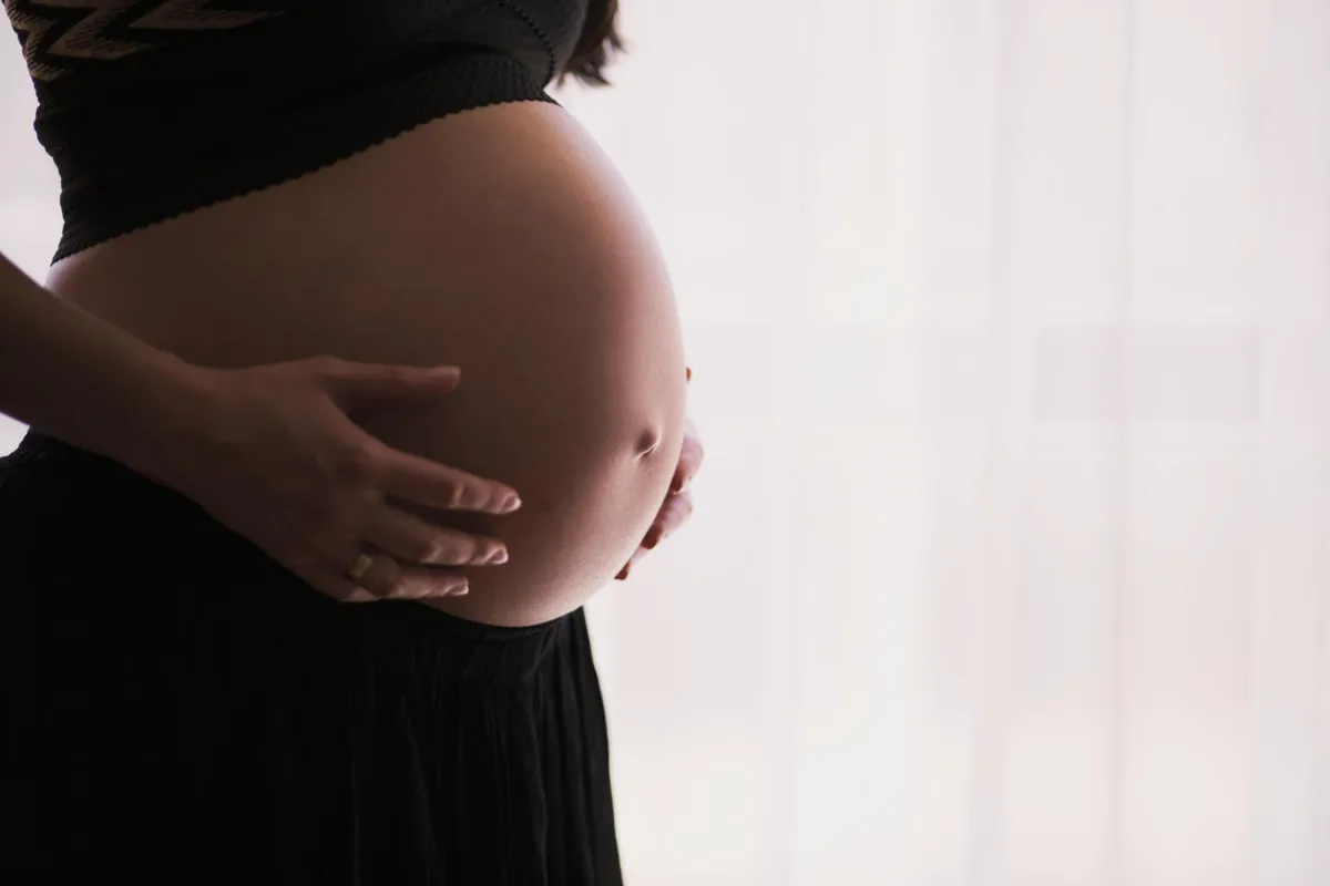 To nie zamykanie porodówek powoduje spadek urodzeń. "Matki są bardzo osamotnione"