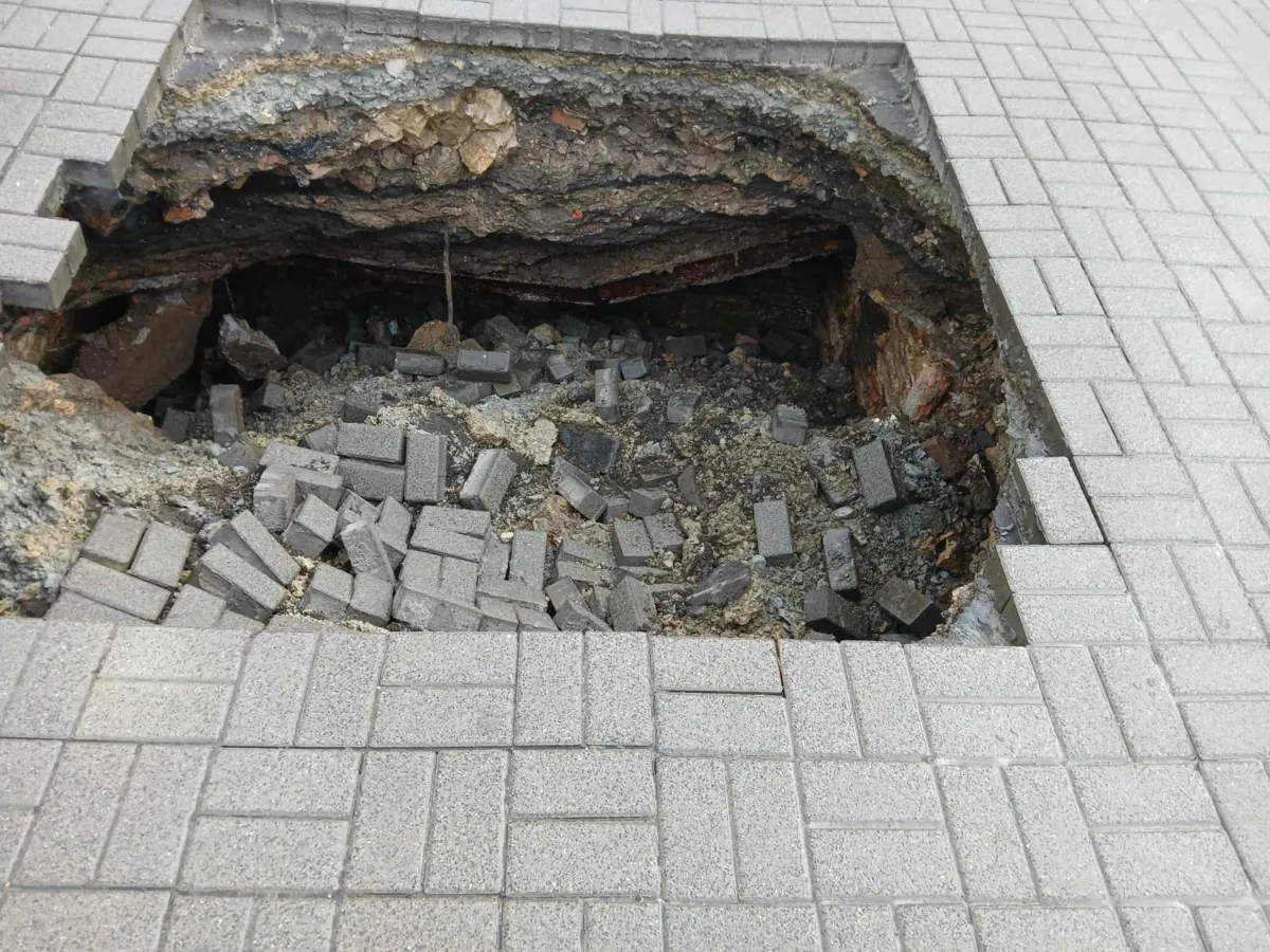 Zapadlisko w Olkuszu na parkingu. Fot. PSP Olkusz