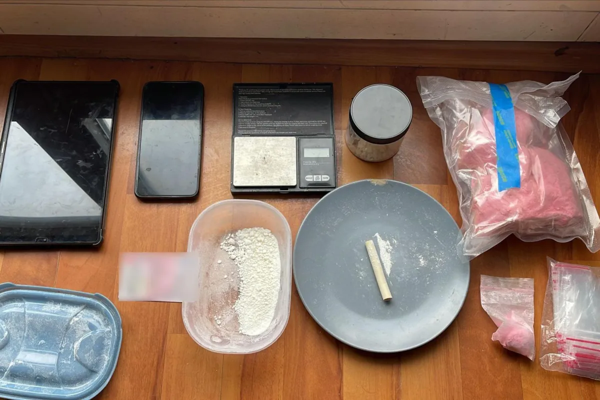 Poszukiwany 56-latek zatrzymany na Klinach. W mieszkaniu miał pół kilograma MDMA