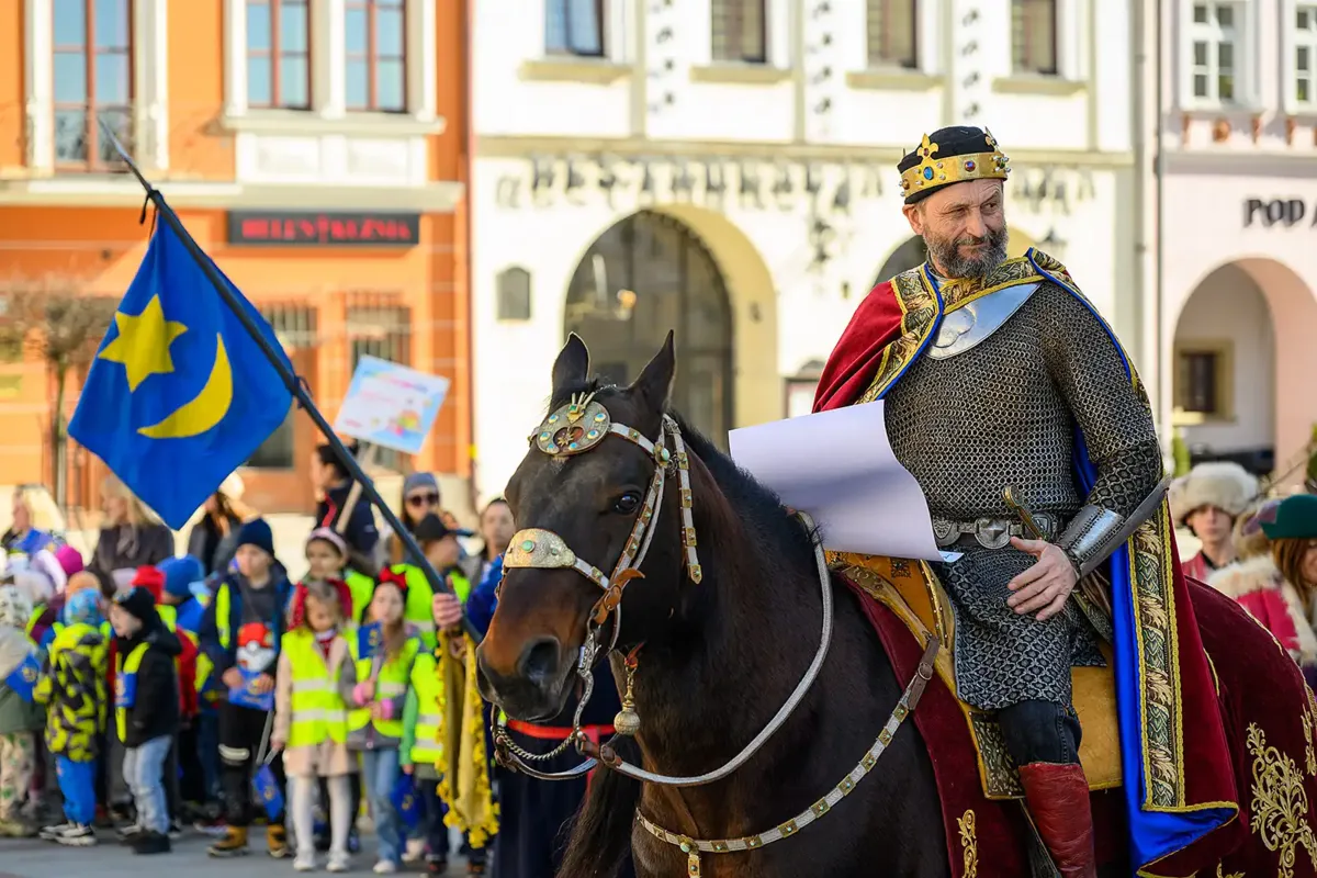 696. urodziny Tarnowa w obiektywie. Korowód i polonez na Rynku