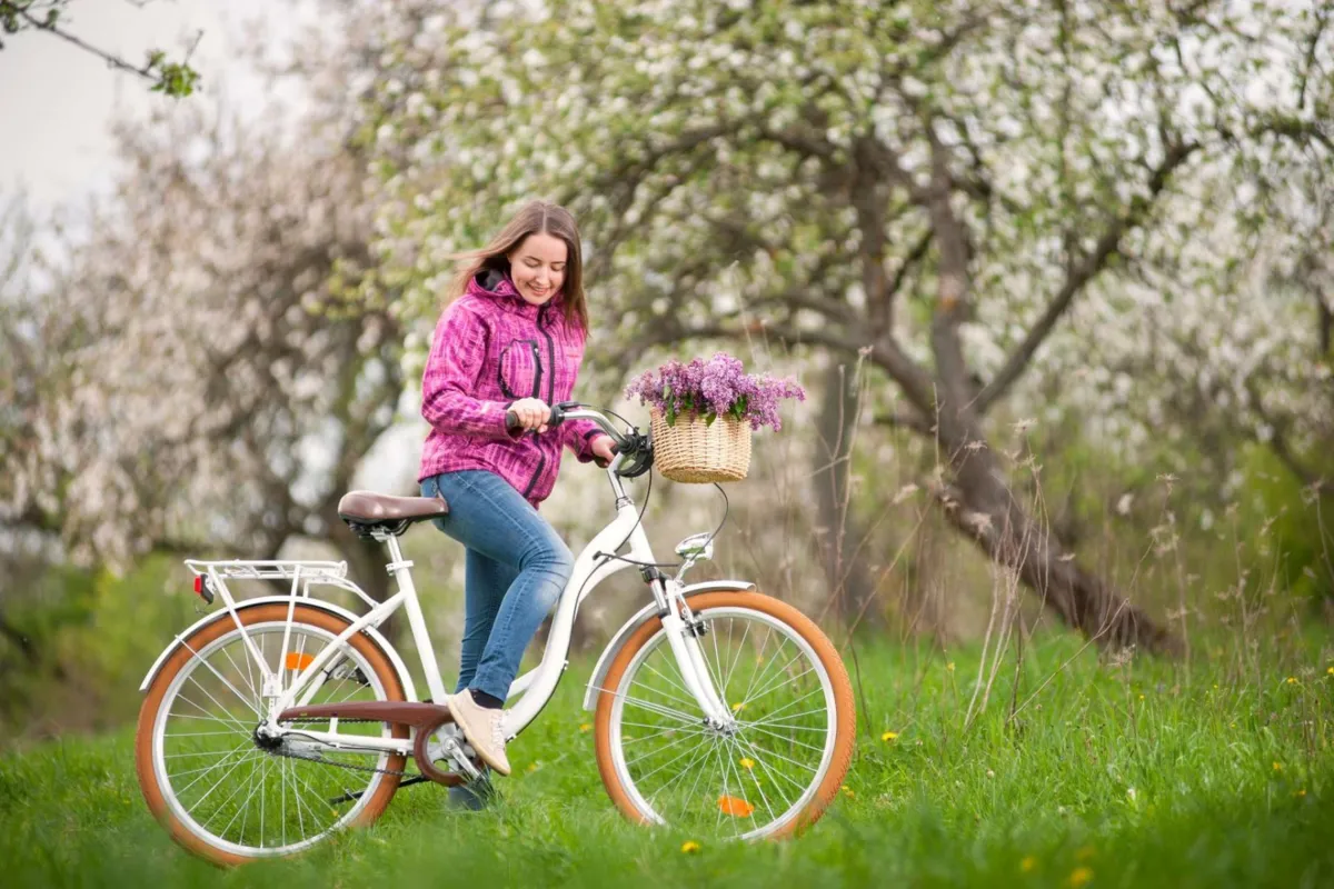 Wiosenne wycieczki rowerowe. Jaki sprzęt najlepiej sprawdzi się na lokalnych ścieżkach?