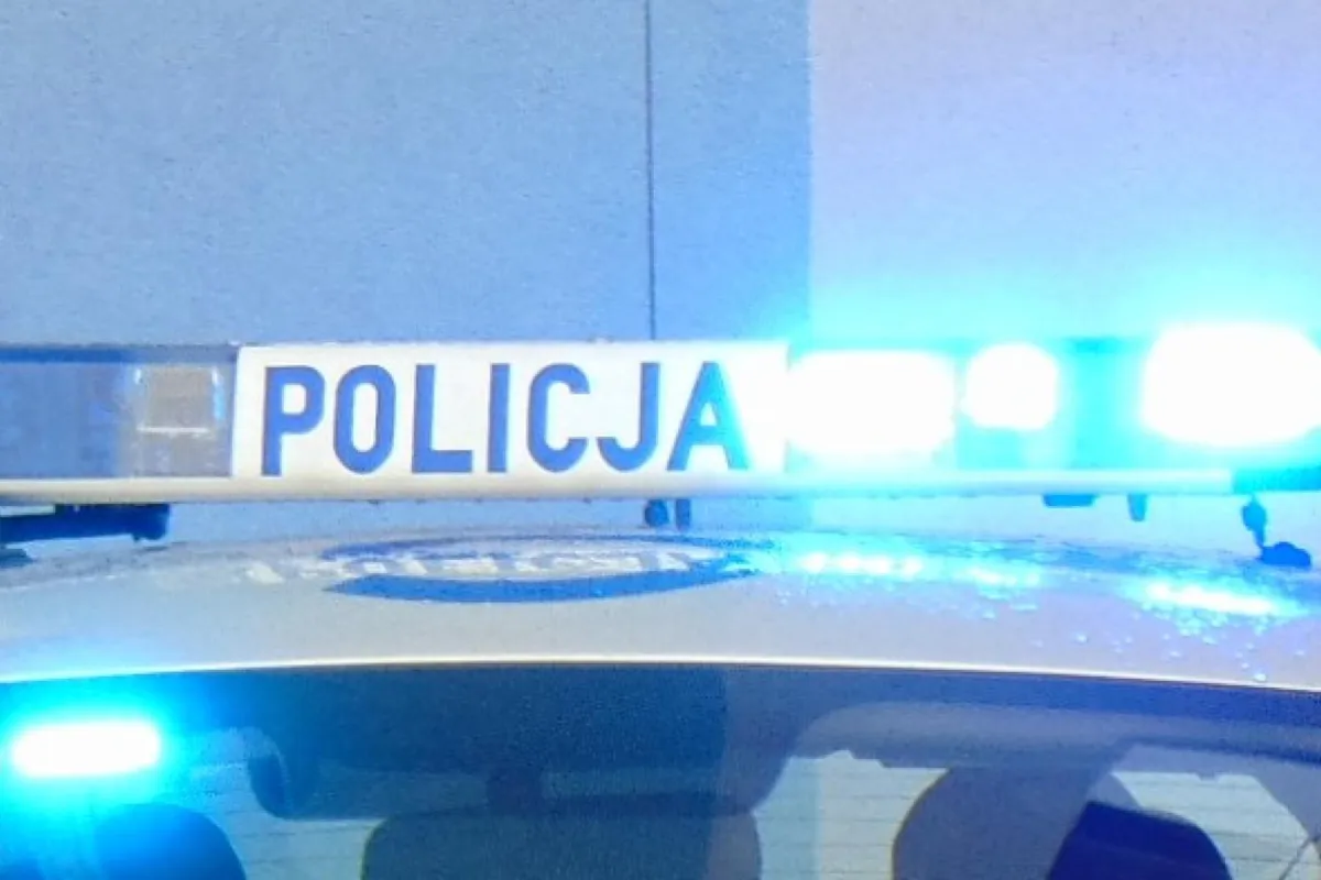 Jedna osoba poszkodowana w wypadku na DK 75. Auto wypadło z drogi i dachowało