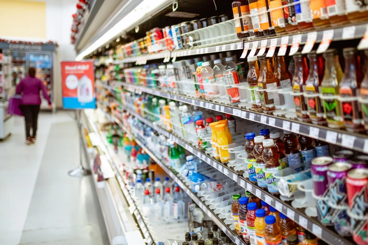 Jak zwiększyć widoczność produktów na półce? Listwy cenowe i osłonki promocyjne w praktyce