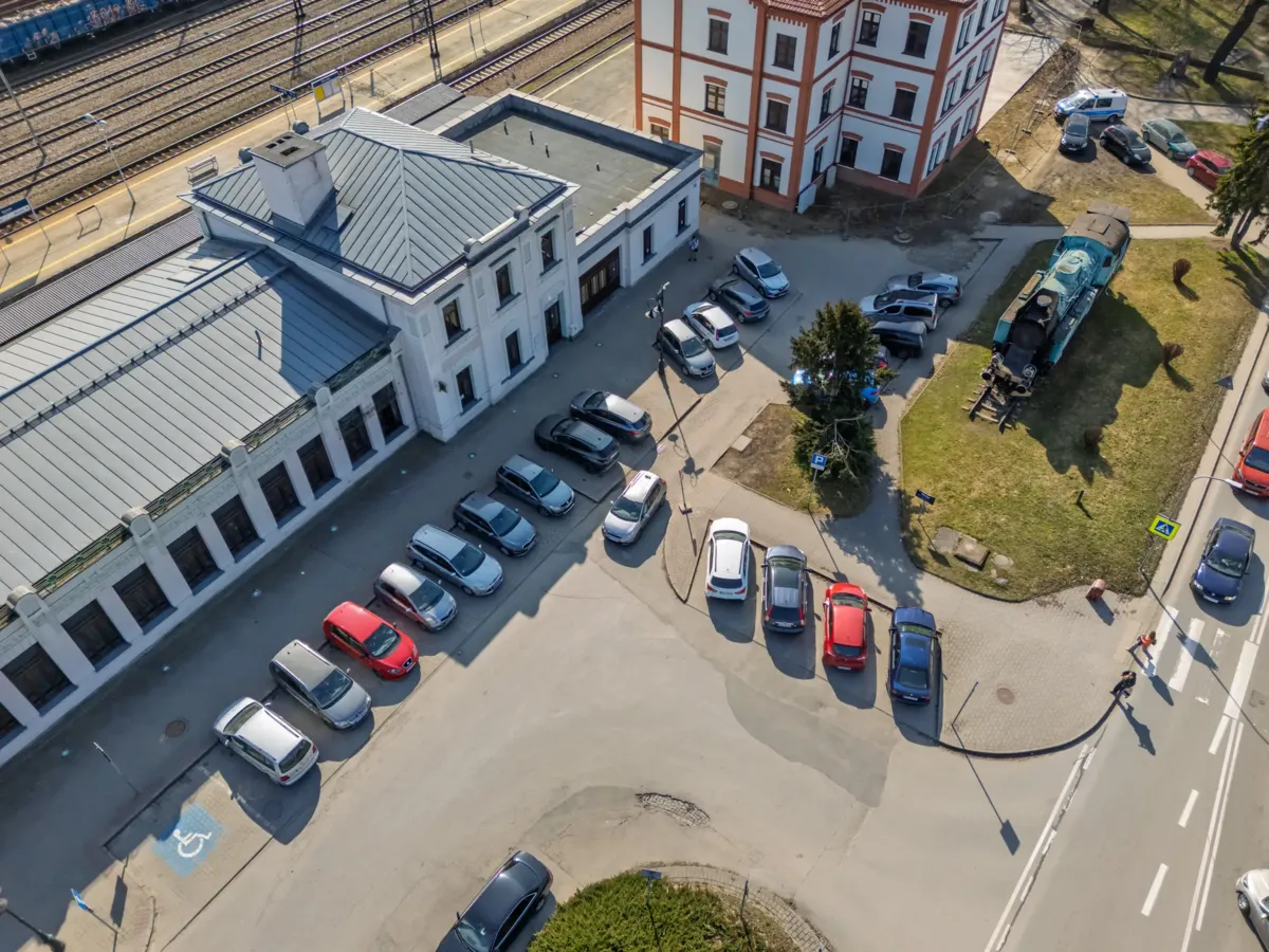 Parking przy dworcu w Nowym Sączu. Czy wystarczy, gdy ruszy szybka kolej?