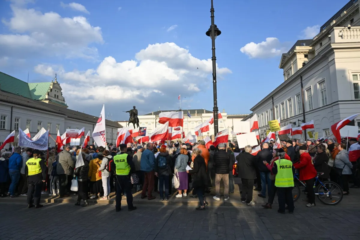 Weto prezydenta rozpaliło internet. Analiza 200 tys. wpisów pokazuje wyraźny trend