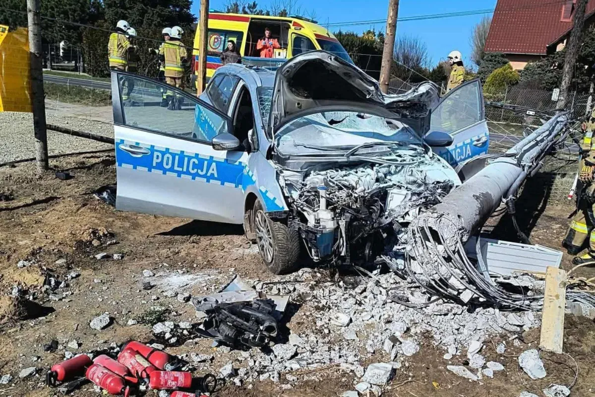 Wypadek policyjnego radiowozu. Dwaj policjanci w szpitalu