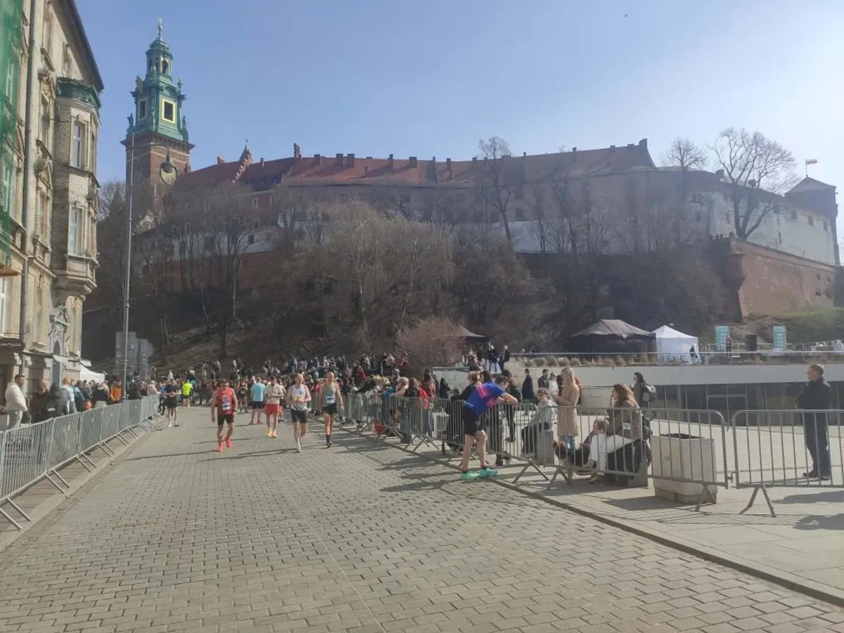 Prawie siedem tysięcy biegaczy na ulicach Krakowa wzięło udział w Półmaratonie Marzanny