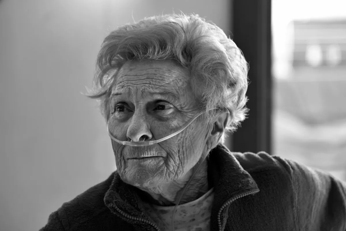 Dlaczego seniorzy w Polsce chorują częściej? Ekspert wyjaśnia