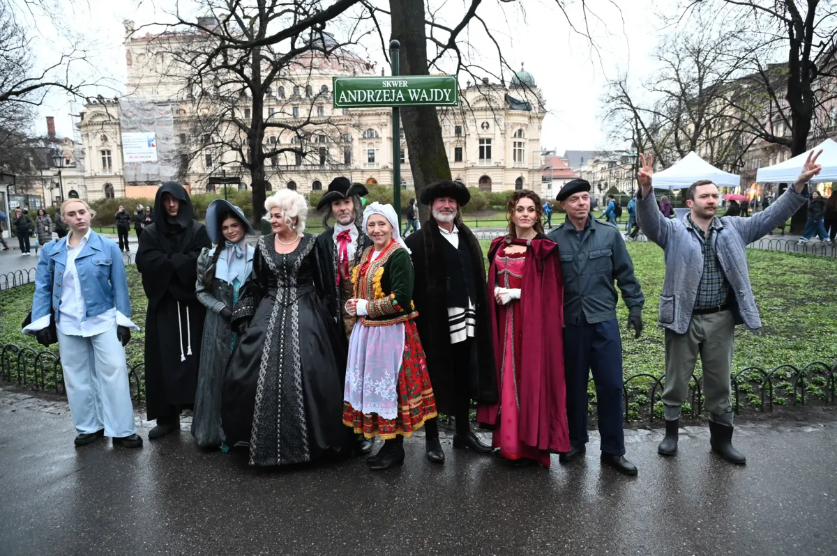 Bohaterowie filmów Wajdy ożyli w Krakowie. Miejski performens Teatru KTO. ZDJĘCIA