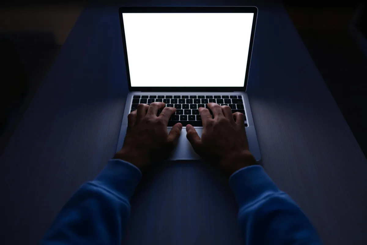 Kraków. Pięć osób z zarzutami za phishing, oszukiwały "na bank" i "na kuriera”