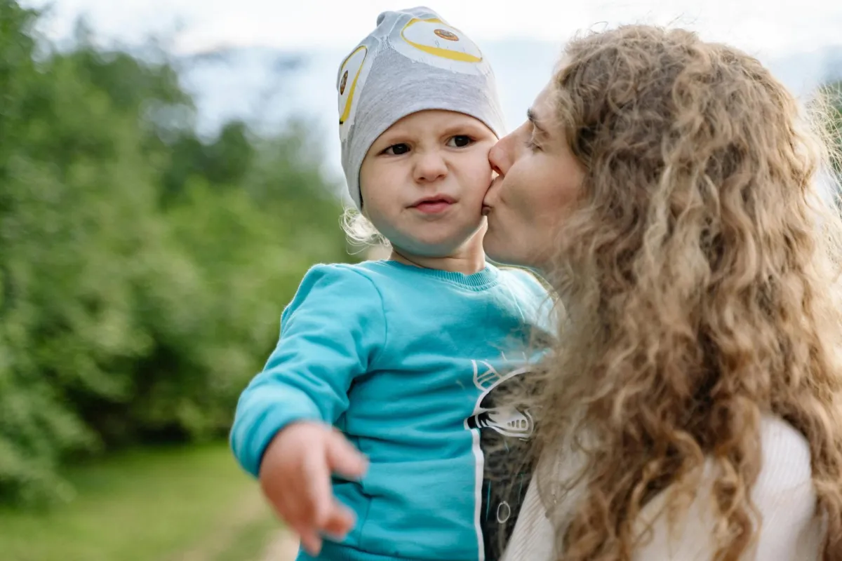 "Mamusi będzie smutno". Jak manipulujemy dziećmi?