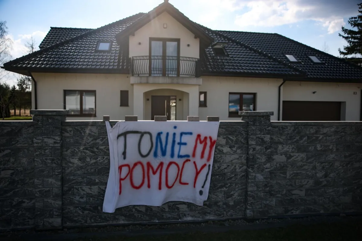 "Toniemy". Woda zalewa domy mieszkańców w Bolesławiu