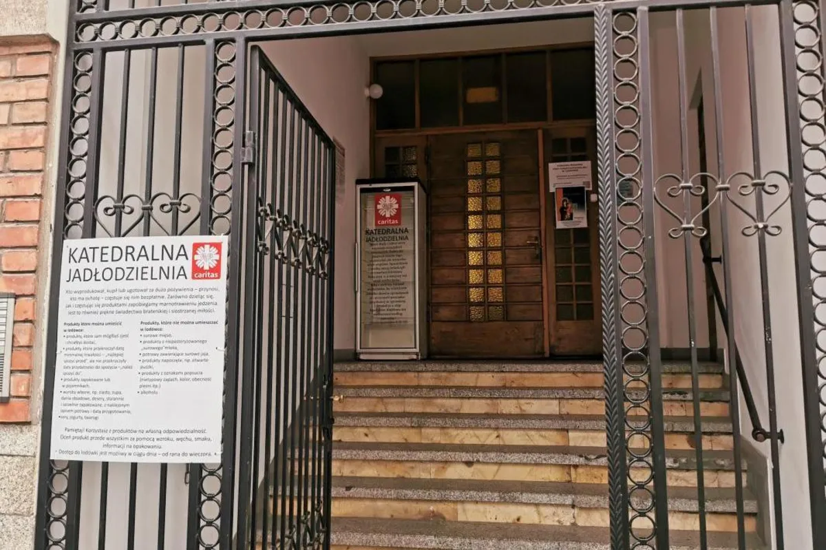 Zamiast wyrzucać - podziel się. Lodówki społeczne ratują jedzenie