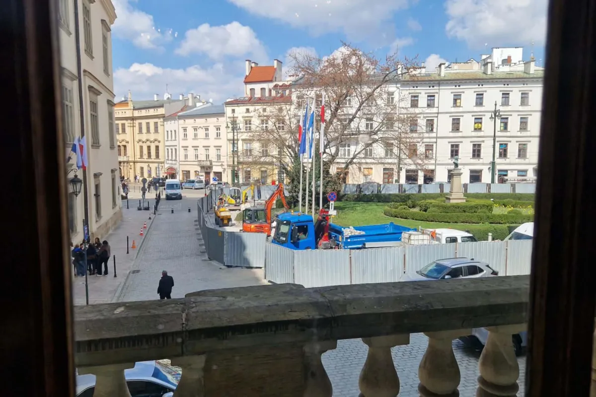 Ruszyły prace przed magistratem. Parking zmieni się w zielony plac