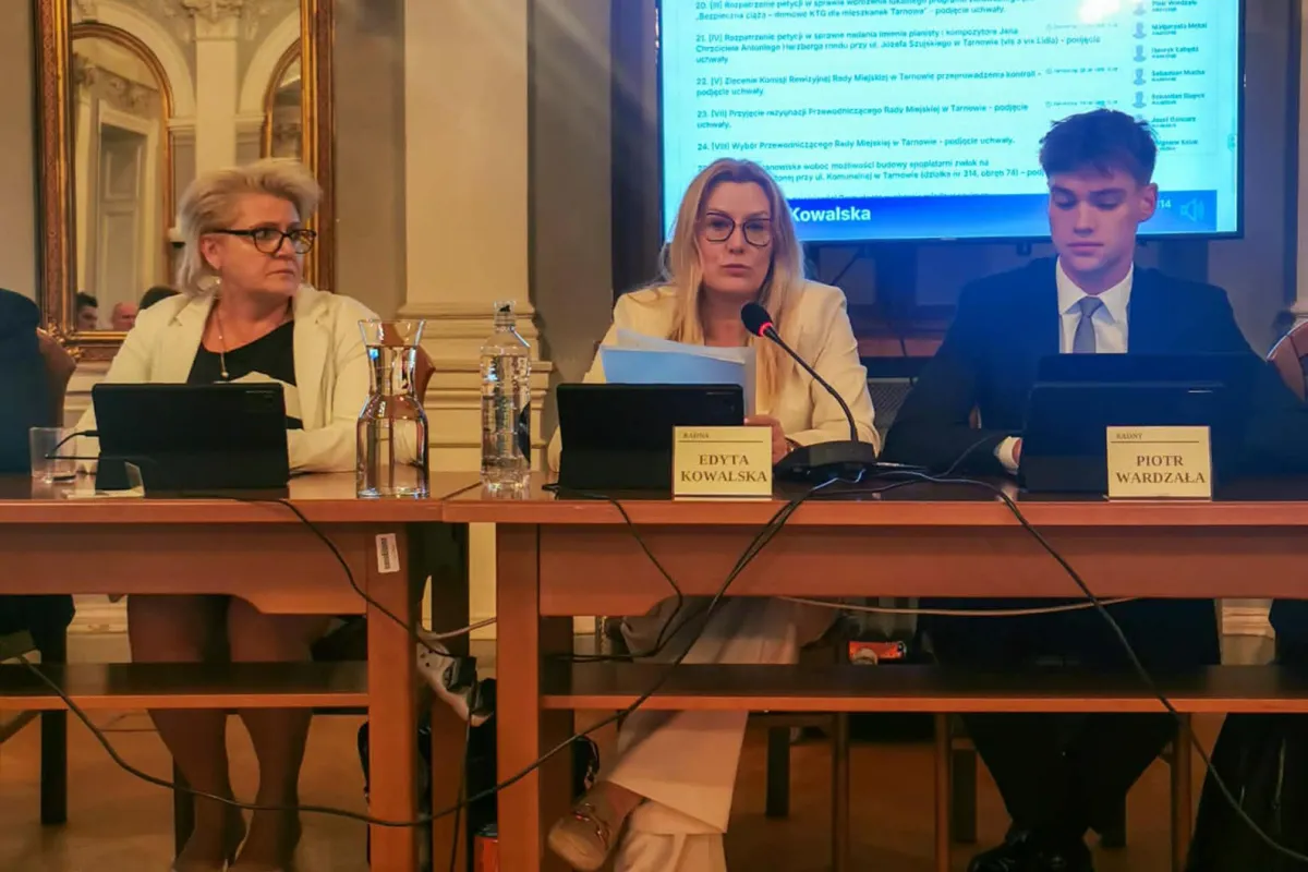 Pat w Tarnowie: rada miejska bez przewodniczącego. Radni przerwali „farsę” po pięciu głosowaniach