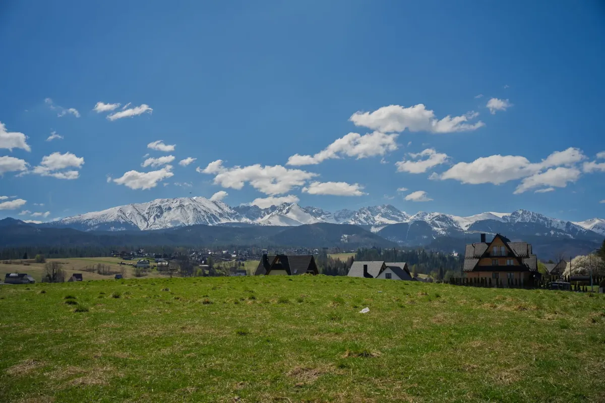 Słoneczna pogoda i piękna panorama Tatr w Zakopanem