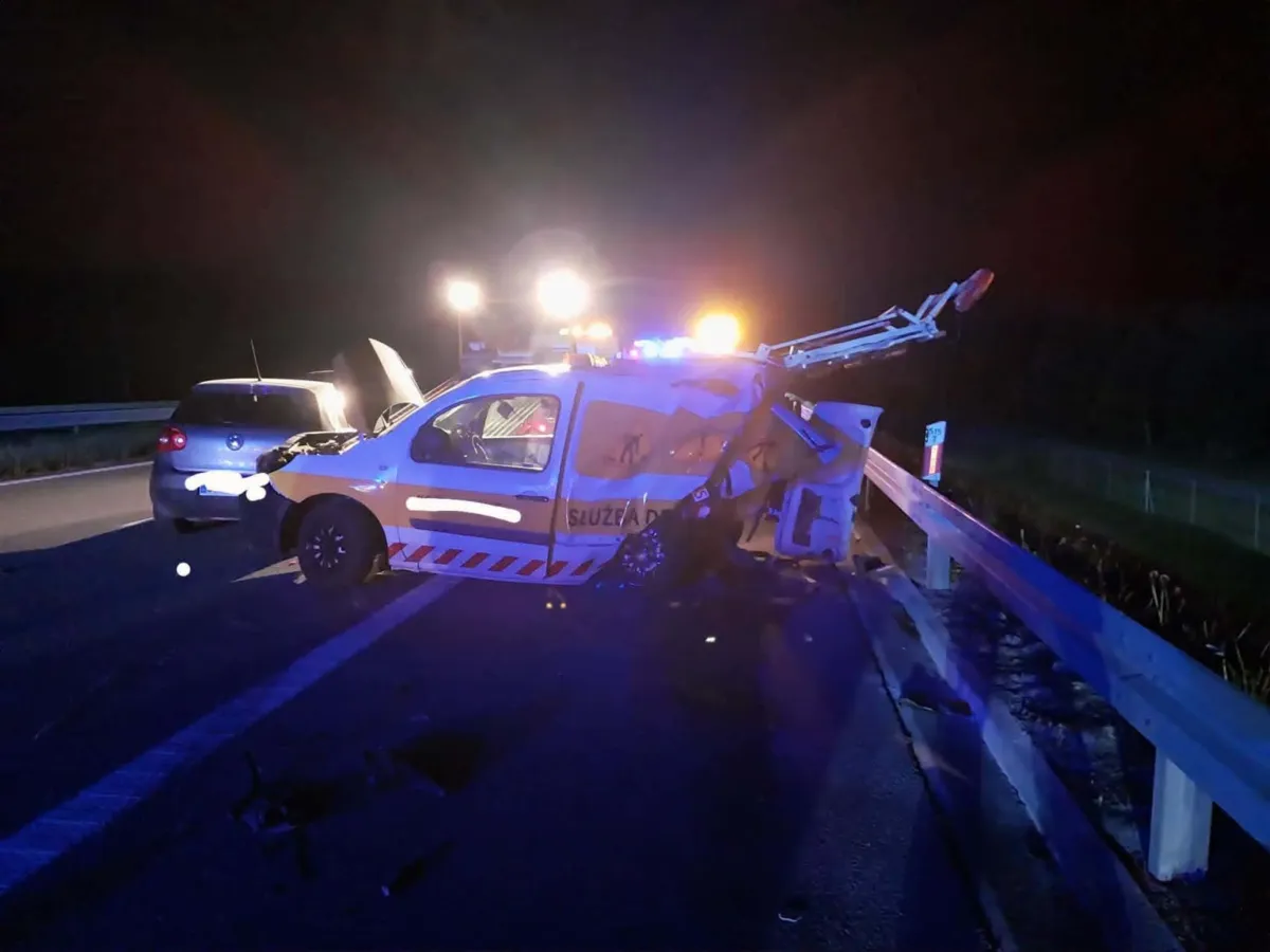 Sekundy grozy na autostradzie A4. 70-latek uderzył w oznakowane pojazdy