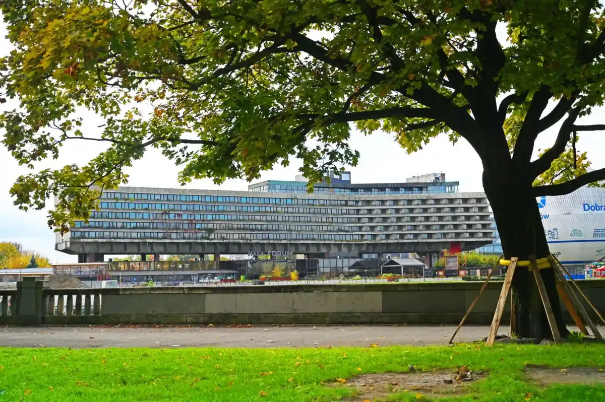 Ministerstwo uchyliło decyzję o wpisie Hotelu Forum do rejestru zabytków. Co dalej?