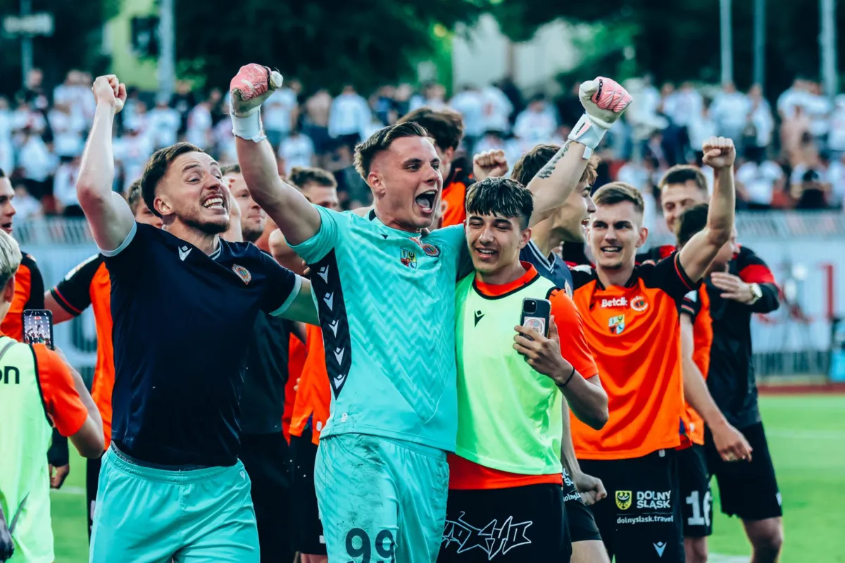 Chrobry Głogów pierwszym finalistą baraży o Ekstraklasę. Trwa walka Wieczystej Kraków