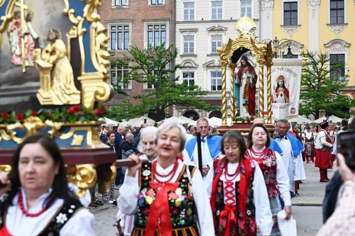 Uroczystości święta Bożego Ciała w Krakowie. Kilka tysięcy osób przeszło w procesji