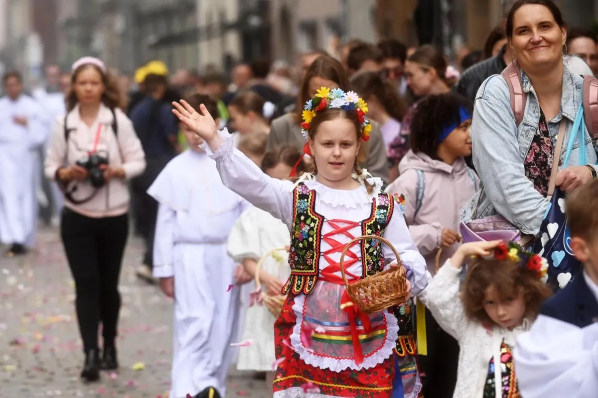 Tłumy wiernych na procesji w święto Bożego Ciała w Krakowie
