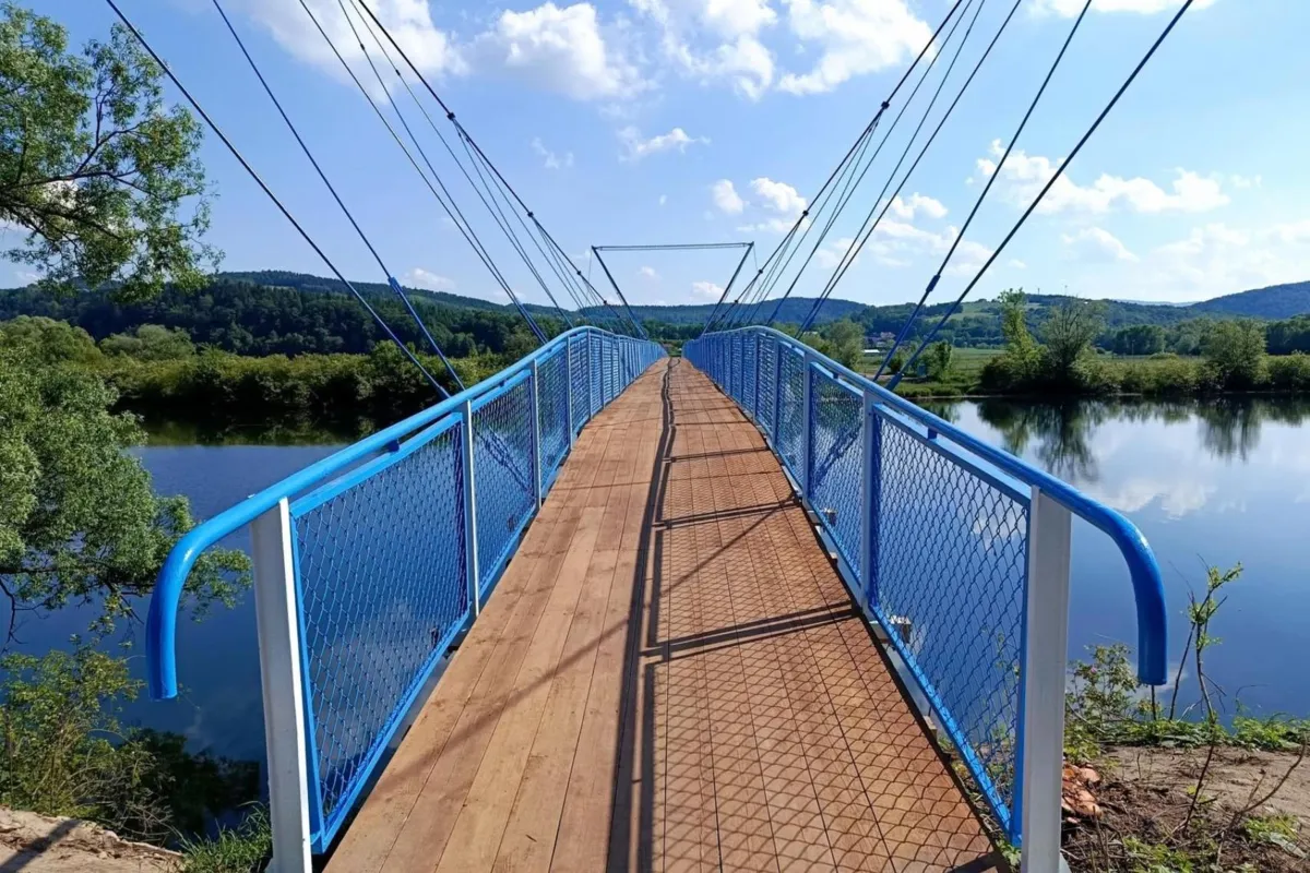 Kładka, która "zagrała" w głośnym filmie znów dostępna. Przeprawa nad Dunajcem otwarta po remoncie