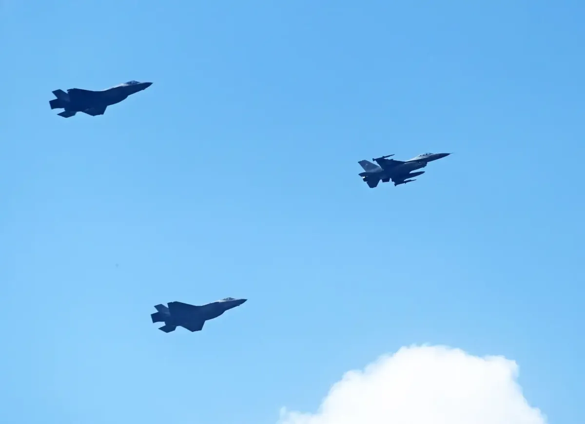 Myśliwce F-35 przeleciały nad Krakowem. Oglądały to tłumy mieszkańców