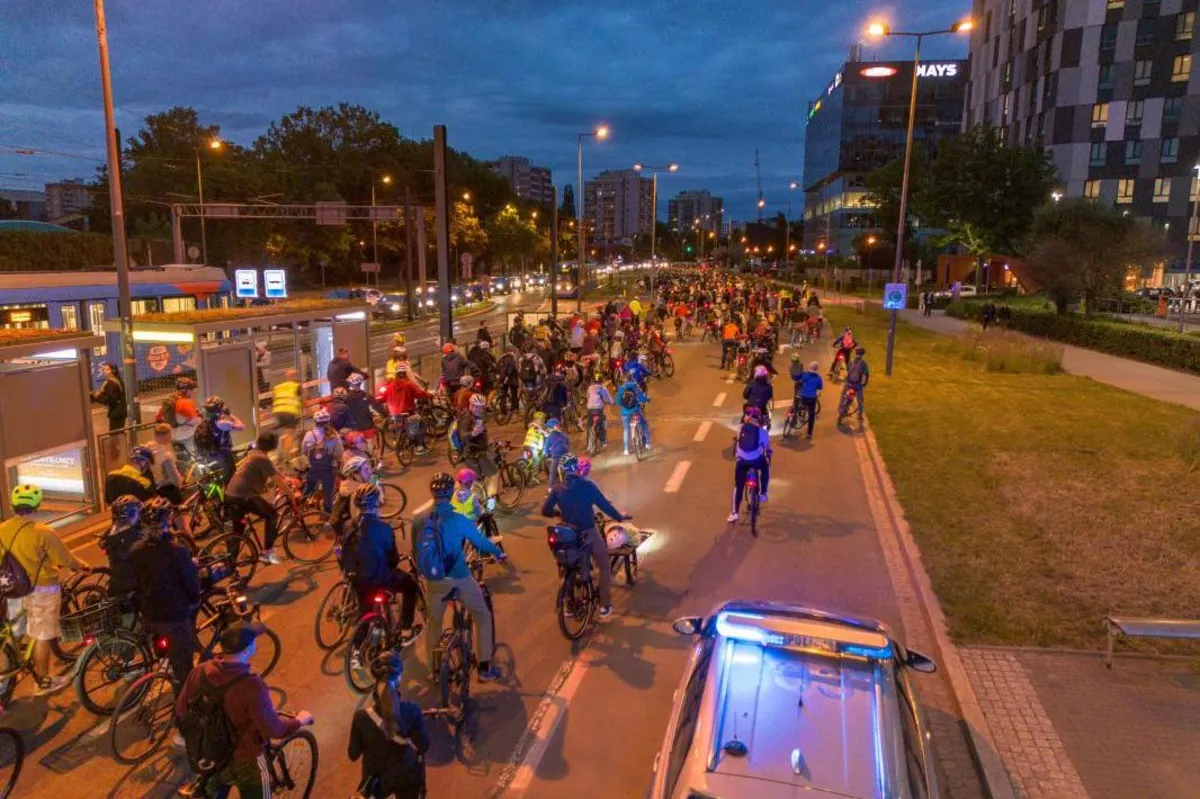 Rowerzyści przejechali nocą przez Kraków