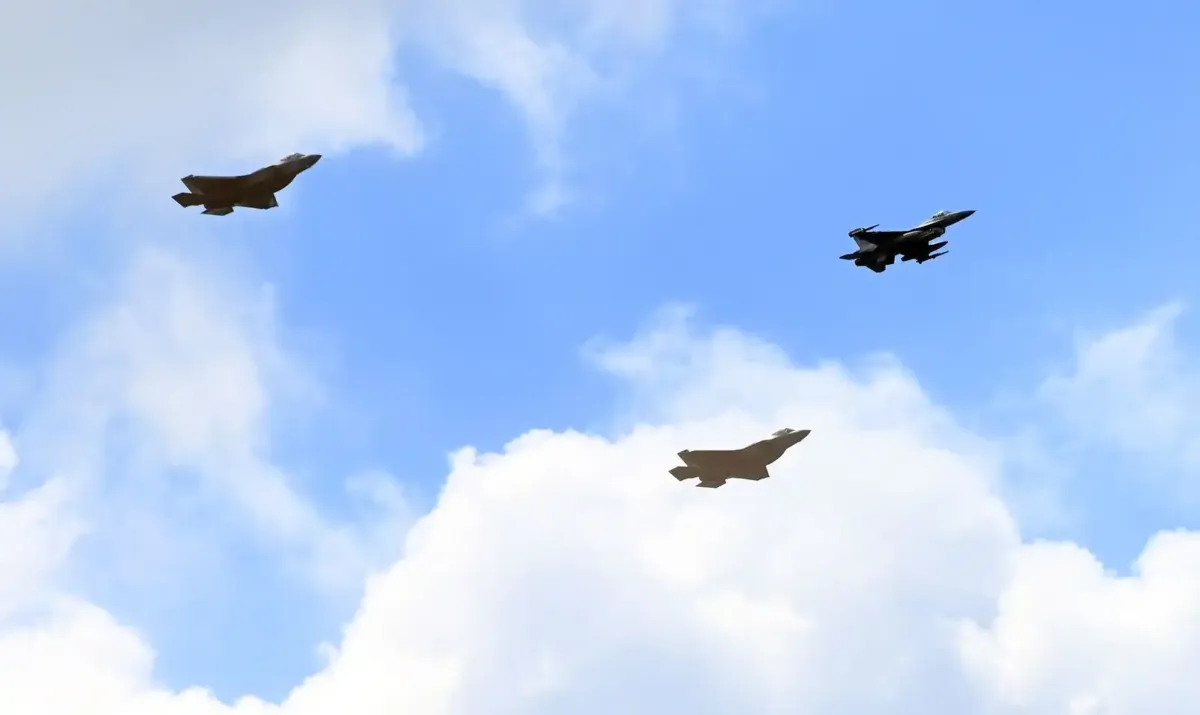 Myśliwce F-35 przeleciały nad Wawelem
