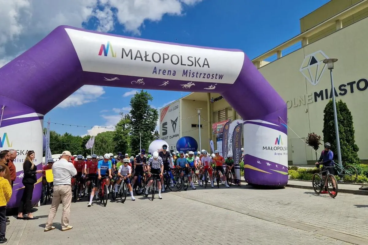 Rozpoczął się Małopolski Wyścig Górski. Kolarze wystartowali dziś z Wieliczki