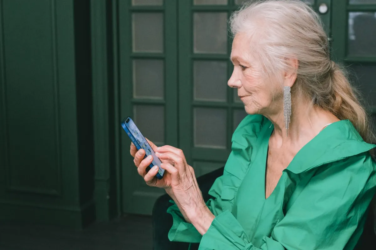 Oszustwa, przemoc, cyberzagrożenia: jest pomysł jak pomóc seniorom
