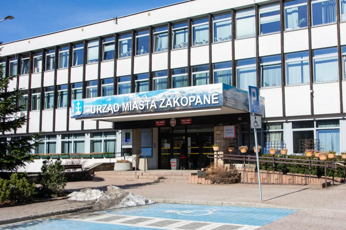 Pochwalili się aktem małżeństwa jednopłciowego przed Urzędem Miasta w Zakopanem. Jest reakcja magistratu