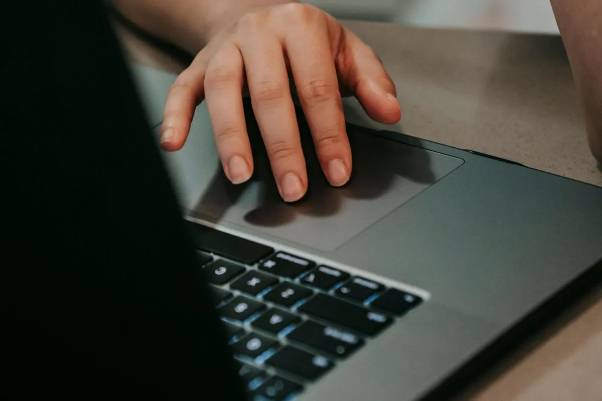 Hejt w internecie. Medioznawczyni: „To nie jest anonimowe”
