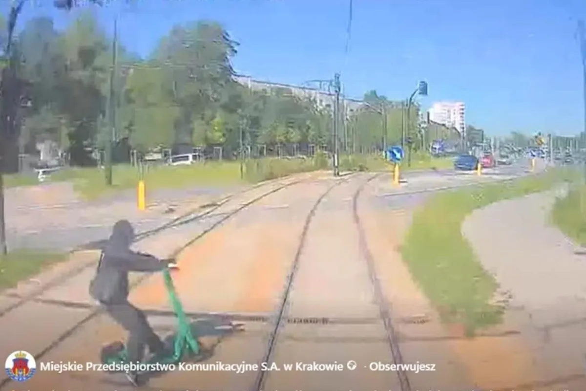 O włos od nieszczęścia w Krakowie. Z impetem wjechał na hulajnodze pod tramwaj