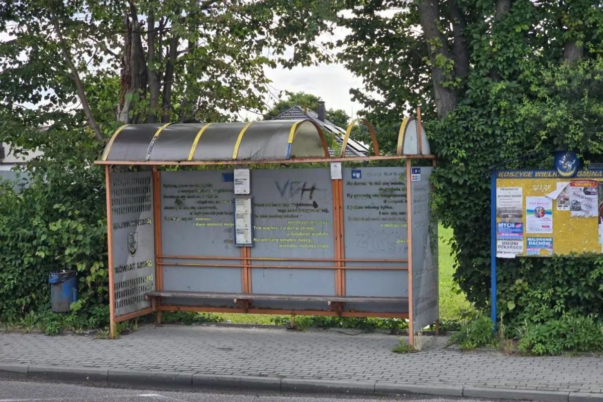Koniec "pancernych przystanków." Gmina Tarnów wymieni 97 charakterystycznych wiat