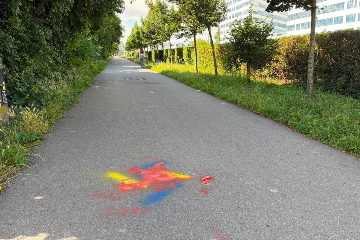 Swastyka w barwach Ukrainy namalowana na ścieżce w Krakowie. Policja szuka sprawców