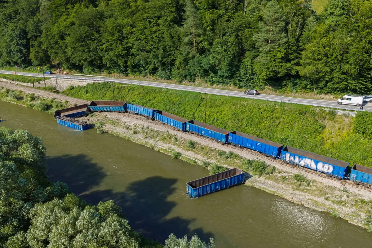 Wypadek na kolei, pociąg wpadł do rzeki Poprad