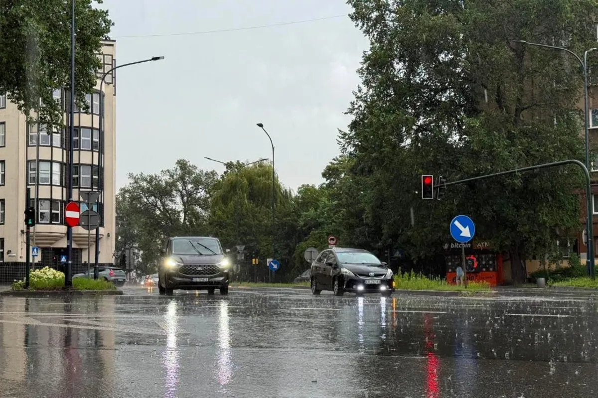 Przez Małopolskę przechodzą burze, obowiązują alerty pogodowe