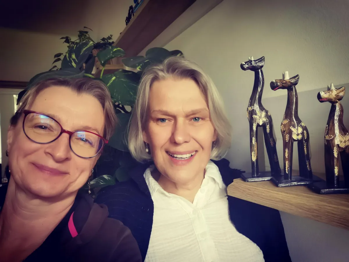 Nie zawsze bajka o żyrafie i szakalu