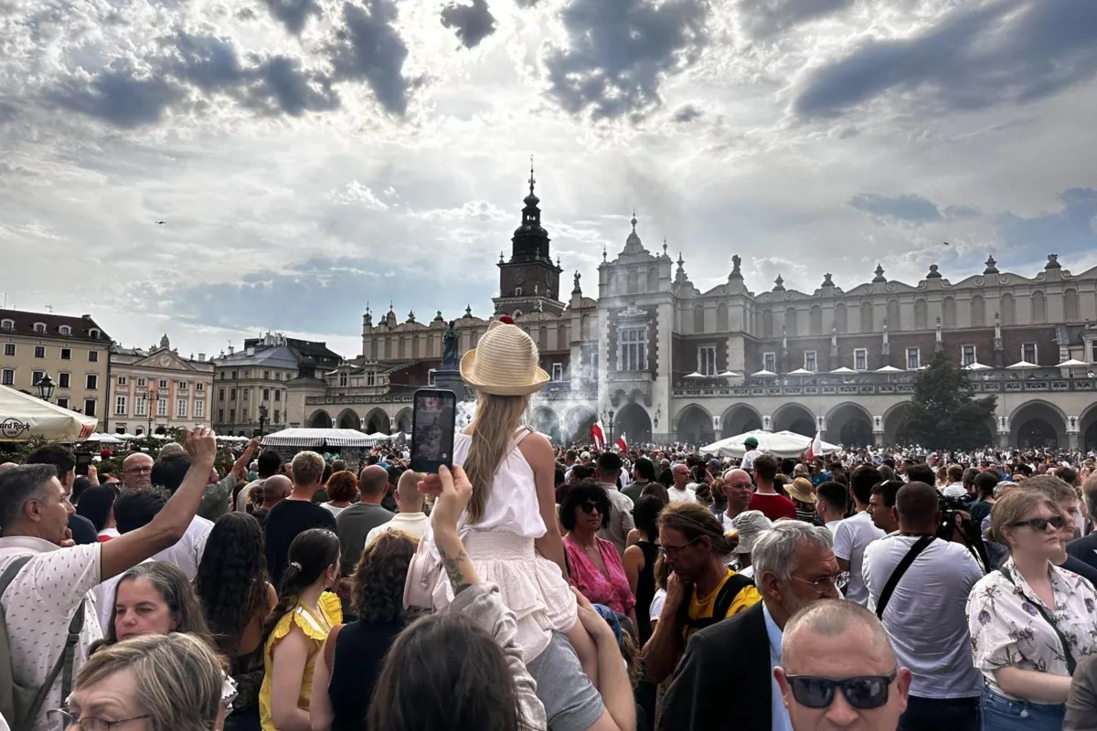 Kraków oddał hołd bohaterom powstania warszawskiego. Setki osób na Rynku Głównym