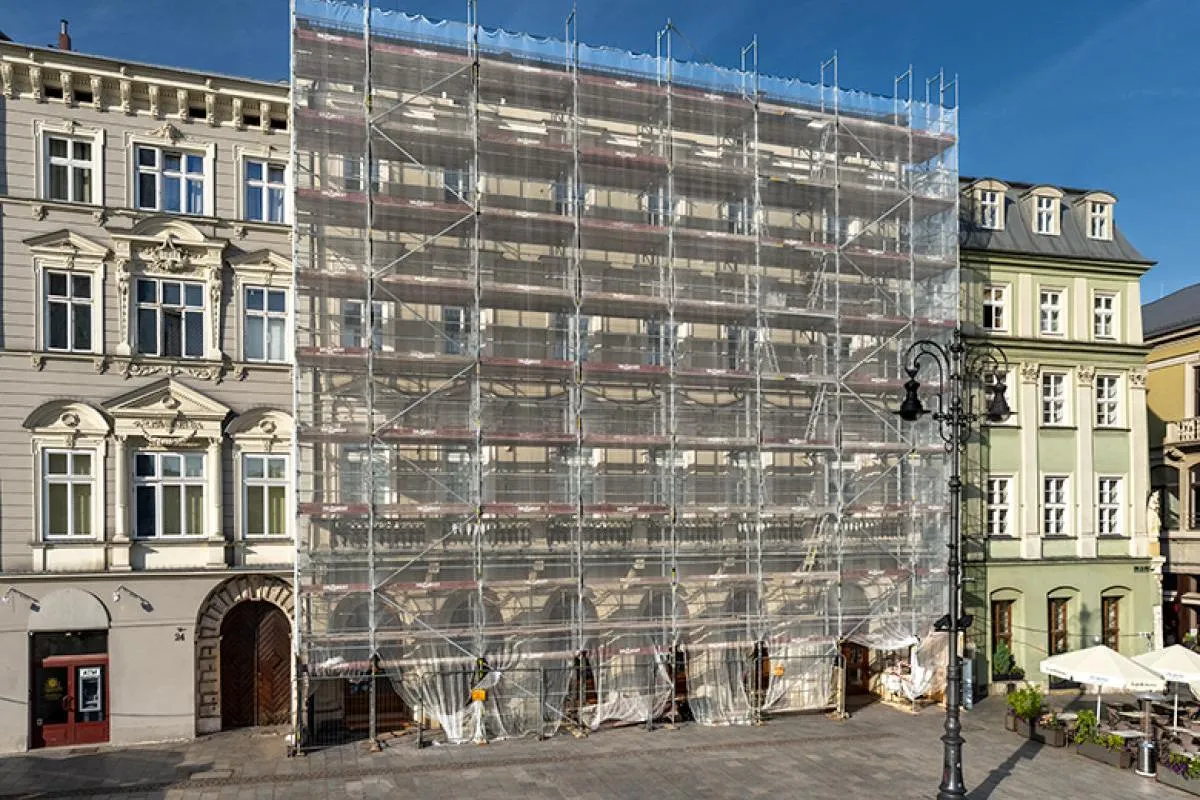 Niezwykłe odkrycie w centrum Krakowa. W ścianach kamienicy znaleziono ponad 100-letnie szyny