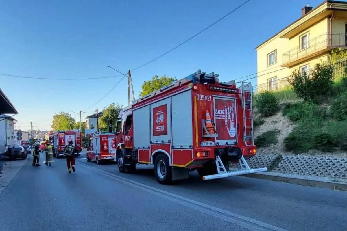 Wypadki, utrudnienia i... pożar stodoły. W Skale lądował LPR