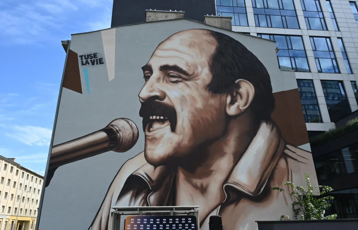 „Tata będzie w dzielnicy, w której mieszkał”. W Krakowie odsłonięto mural Andrzeja Zauchy