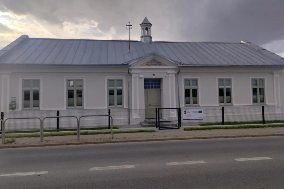 Szkoła jest, uczniowie do niej nie wrócą. Spór w Stadłach trwa
