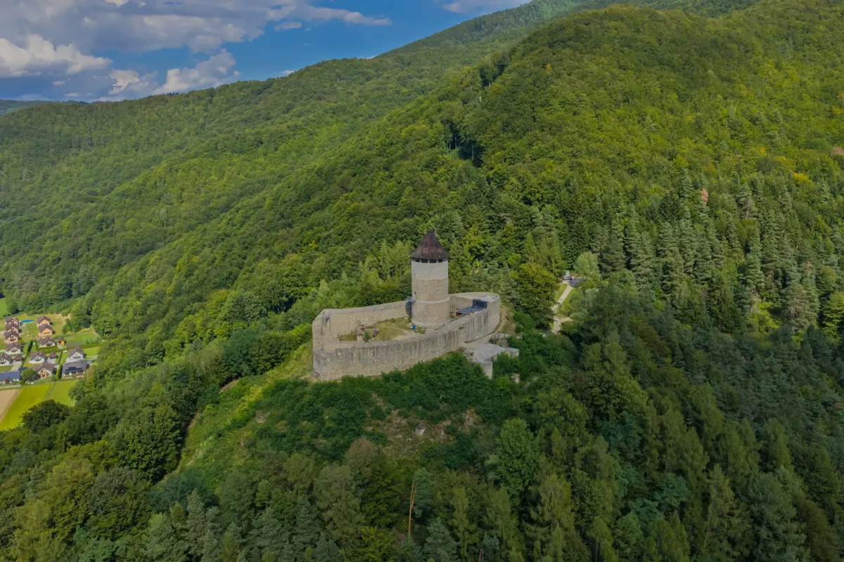 Dolina Popradu oglądana z zamkowej wieży. Baszta w Rytrze niemal gotowa