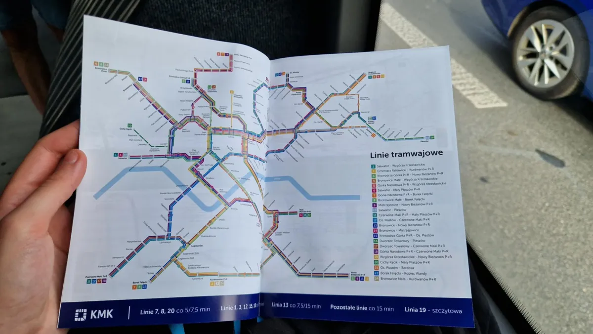 Duże zmiany w komunikacji miejskiej w Krakowie. Urzędnicy rozdają pasażerom informatory