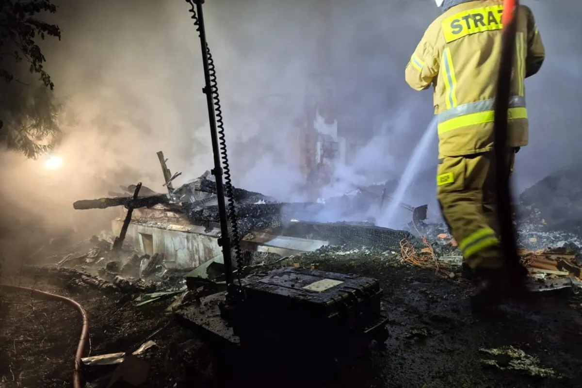 Pożar drewnianego domu w gminie Wojnicz. Strażacy dojeżdżali quadami