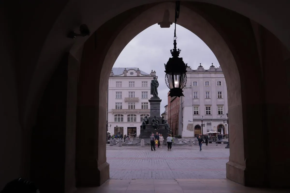 Hałas i tańce pod pomnikiem Mickiewicza. Dyskoteki wróciły na Rynek Główny w Krakowie