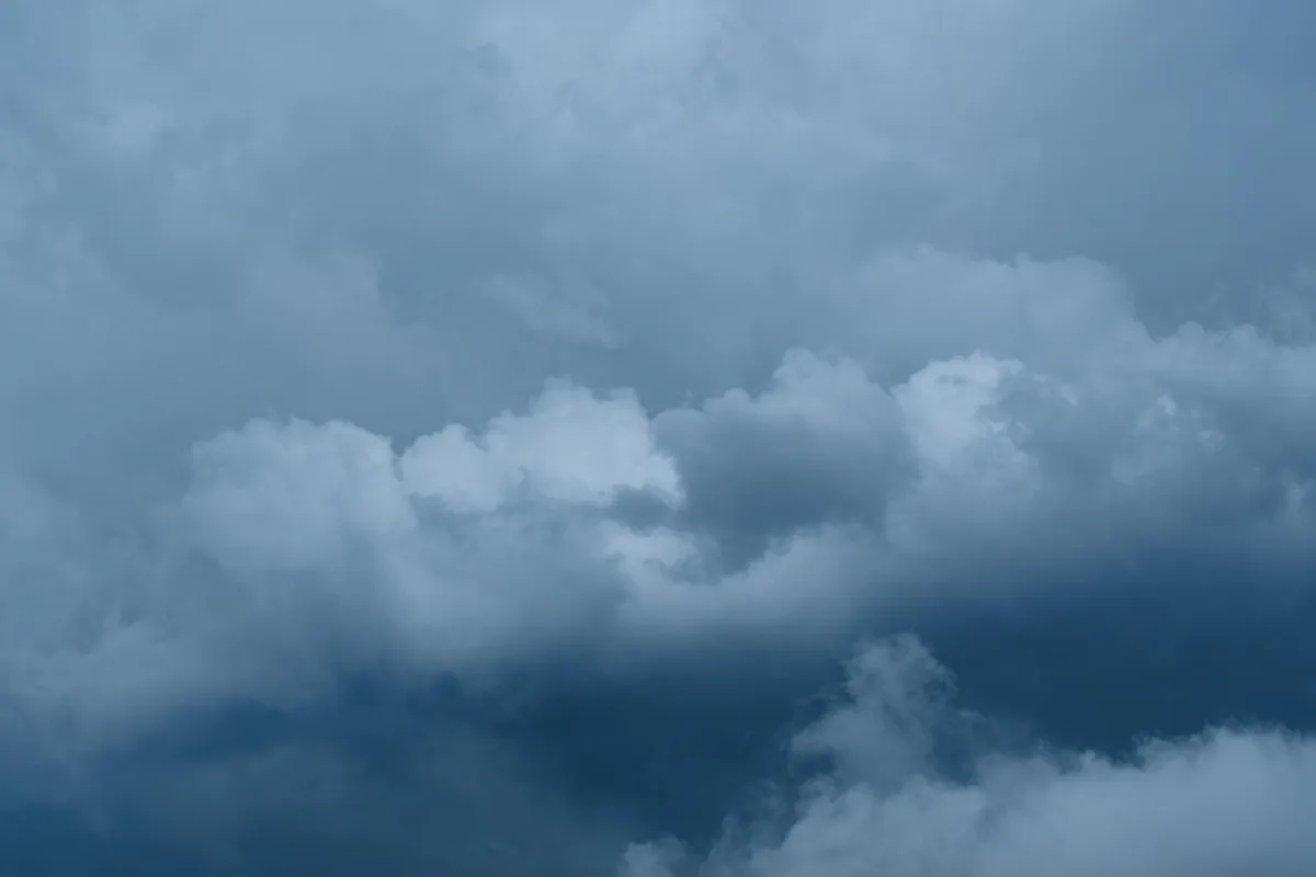 Deszcz, silny wiatr, a w Tatrach śnieg. Chłodny poniedziałek w Małopolsce